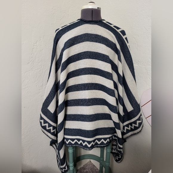 One Size Fully Open Poncho - Picture 5 of 5